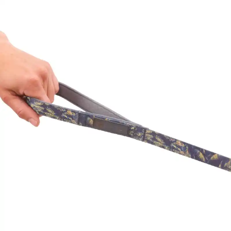 40753_Front-Range-Leash_Deep-Jungle_Holding-handle_SMALL_77e62e0b-6590-410c-976e-03c0a3188db2-Photoroom